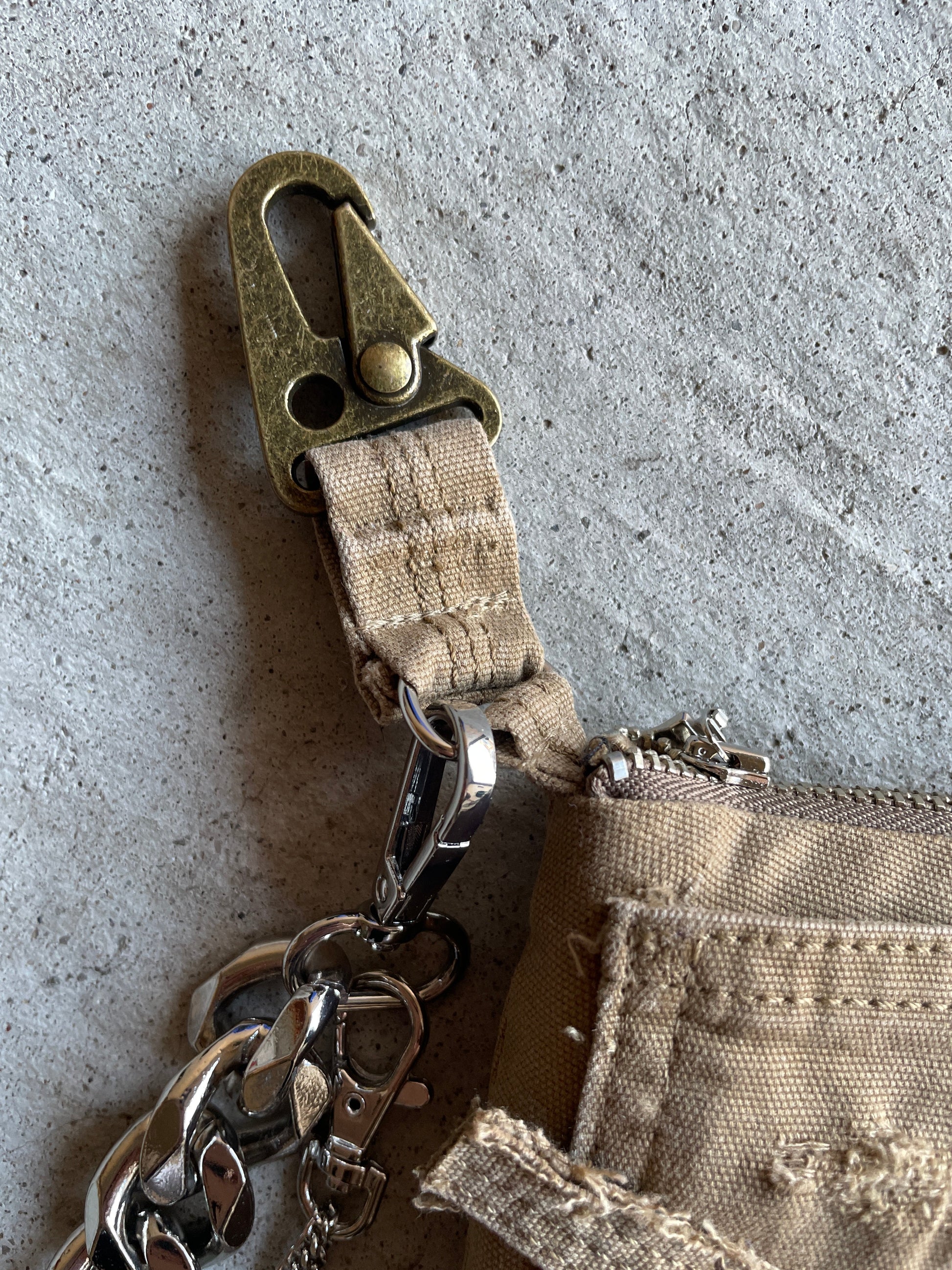 CARHARTT CARABINER POCKET BAG - Visions of Humanity